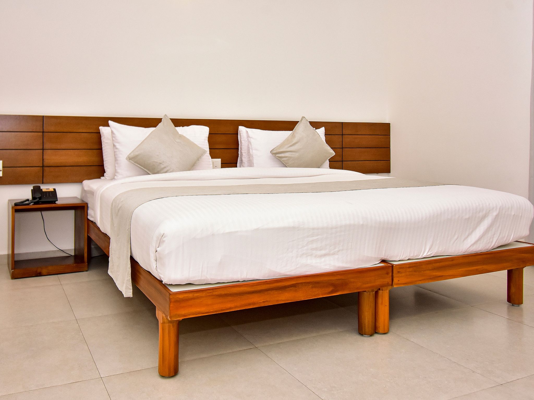 Niko Hotels Deluxe Room 8