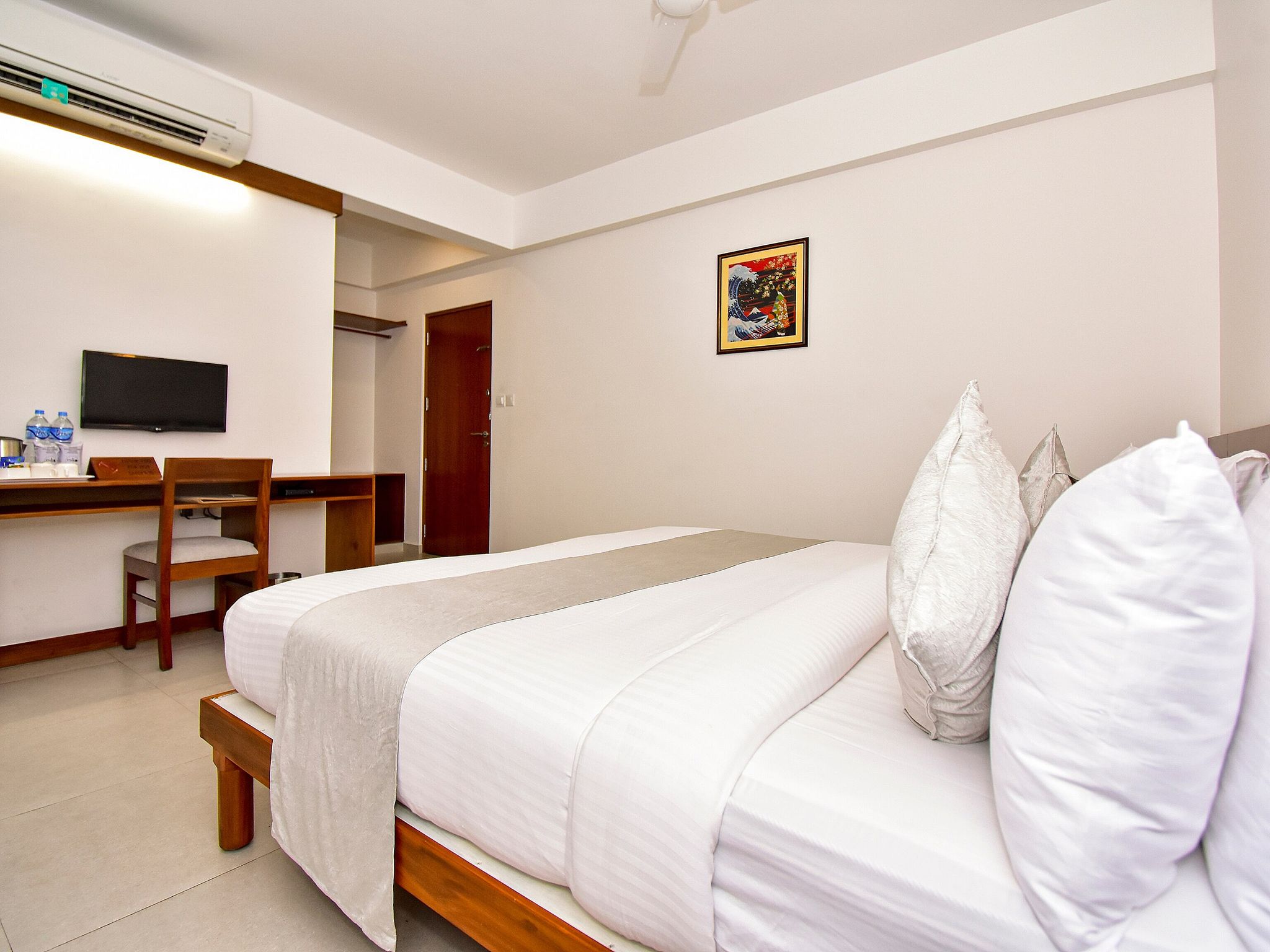 Niko Hotels Deluxe Room 9