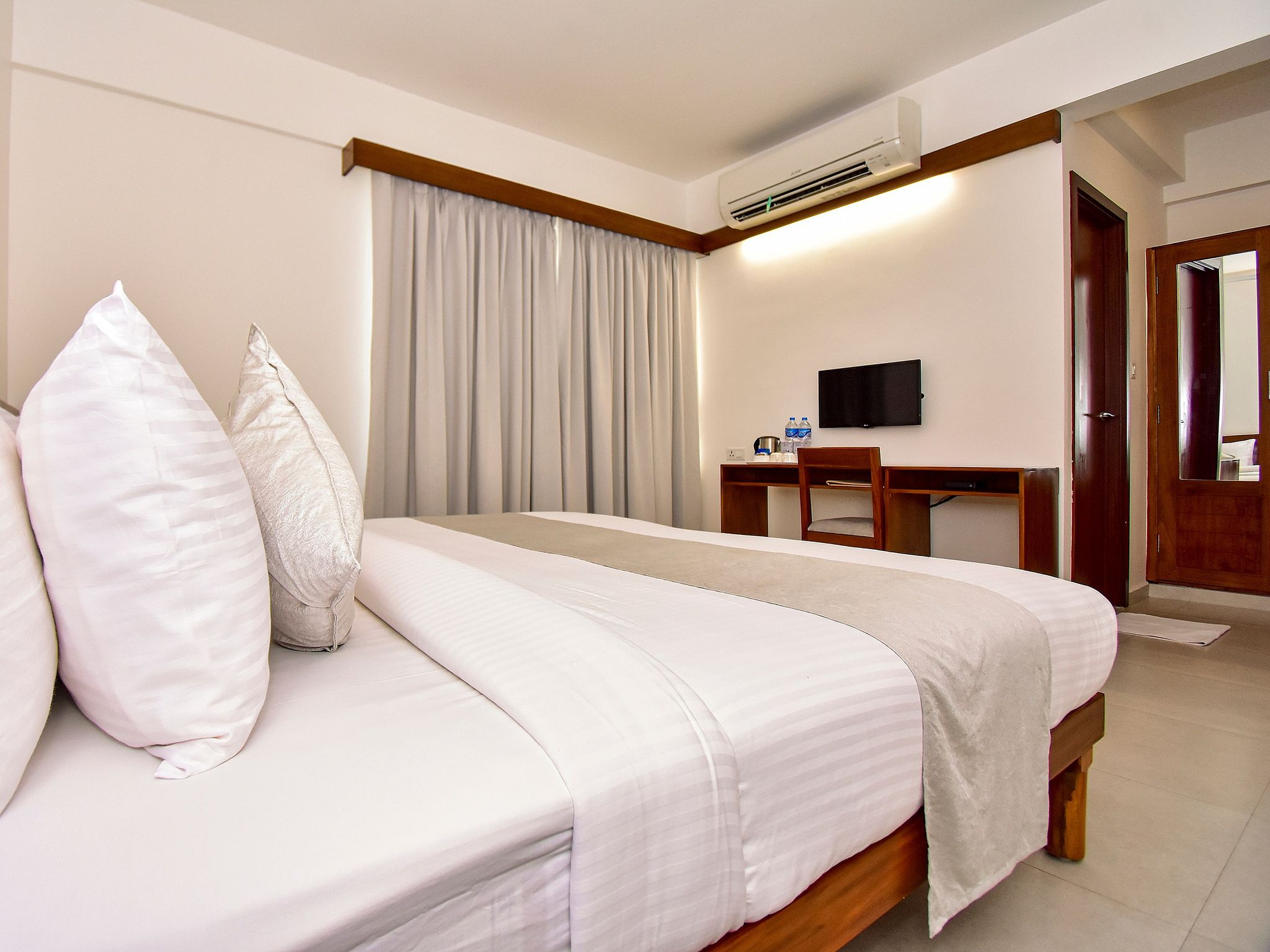 Niko Hotels Deluxe Room 10