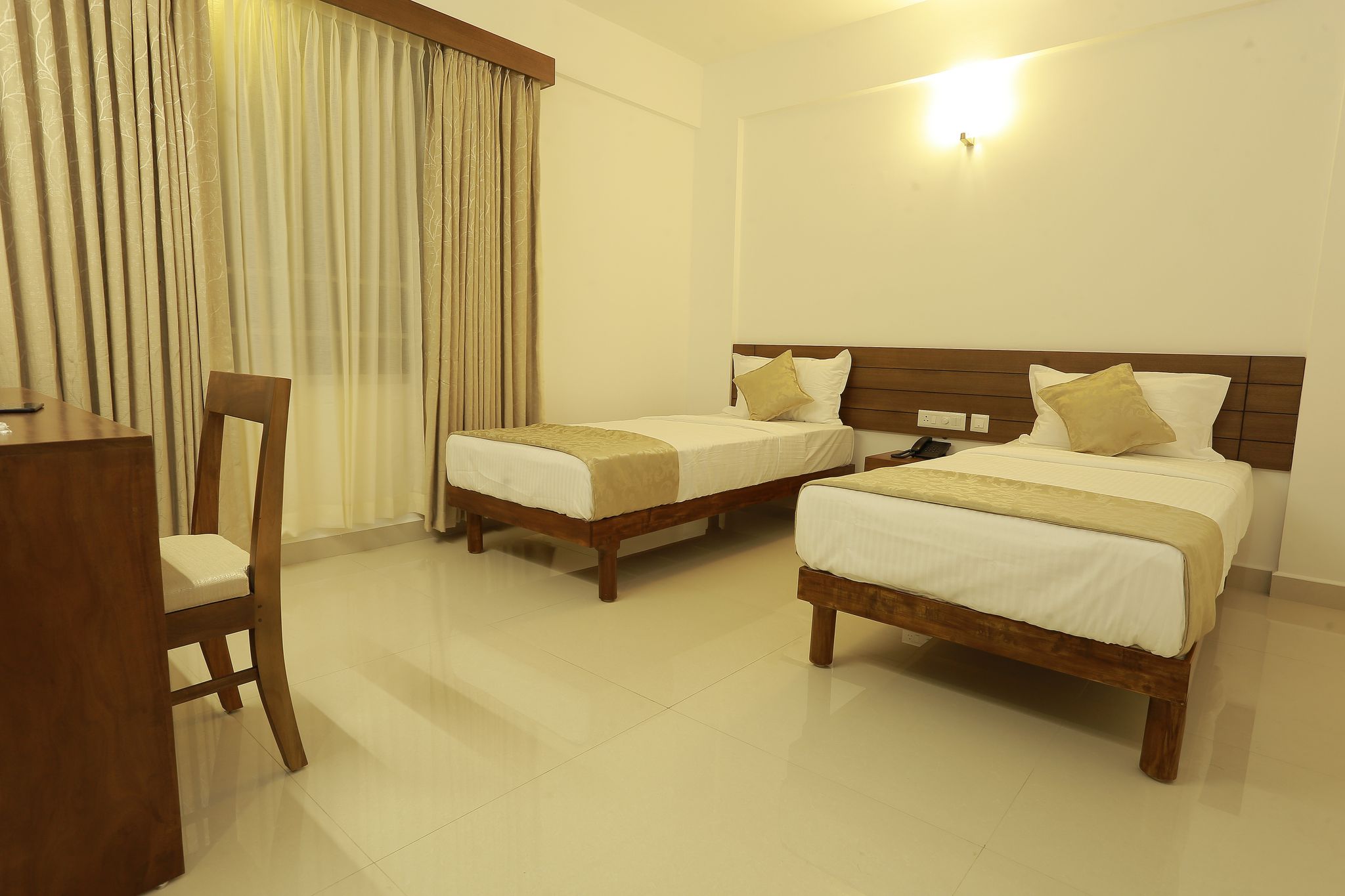 Niko Hotels Deluxe Room 6