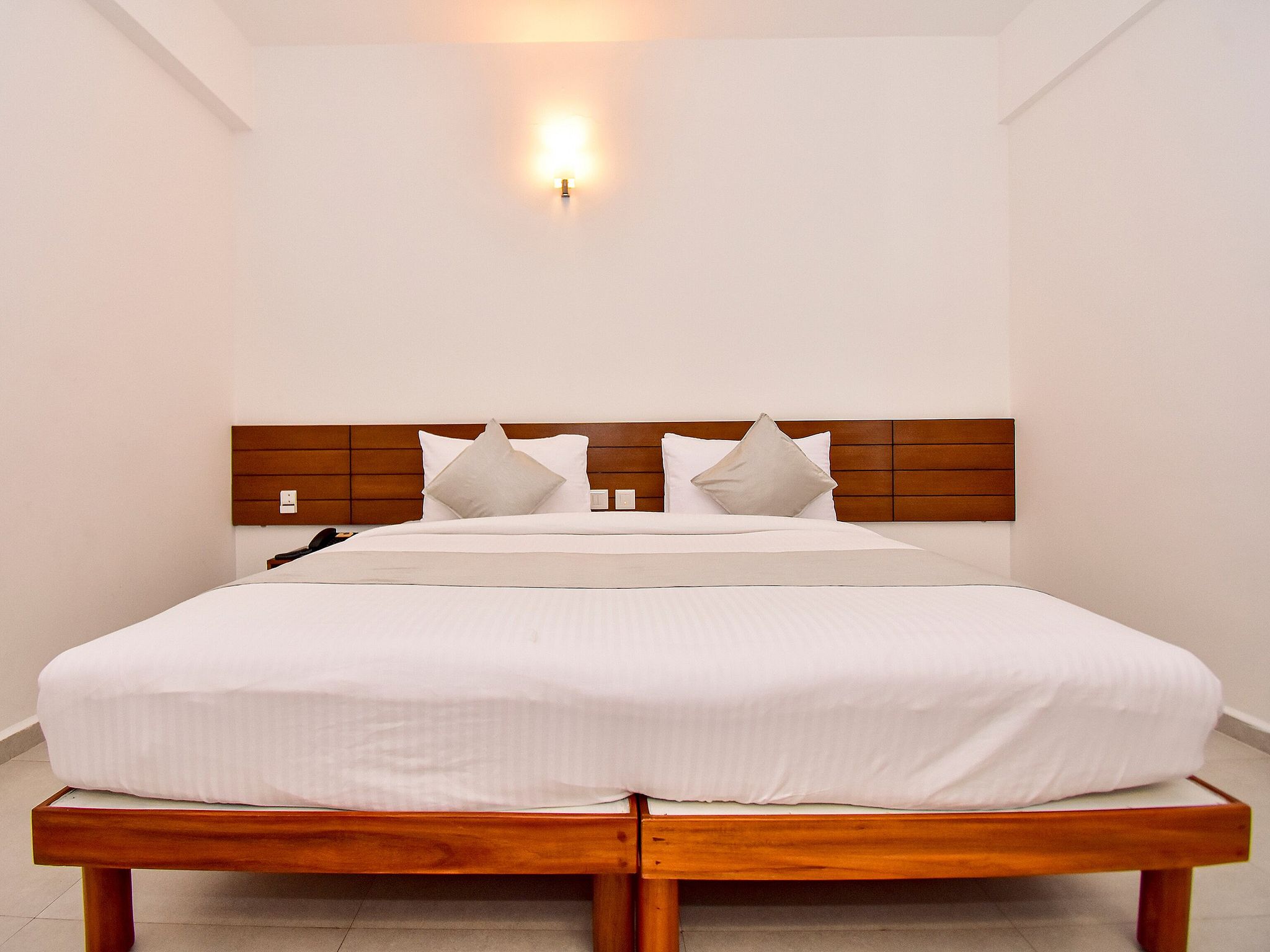 Niko Hotels Deluxe Room 5