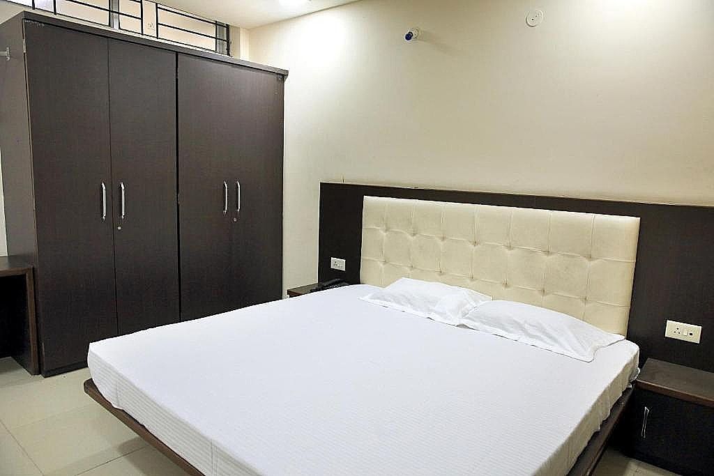 Shri Ram Krishna Baag Hotel, Indore Deluxe Room 3