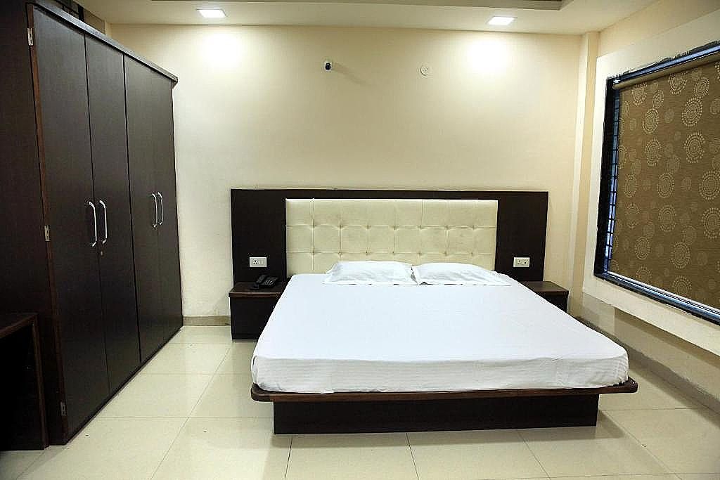 Shri Ram Krishna Baag Hotel, Indore Deluxe Room 2