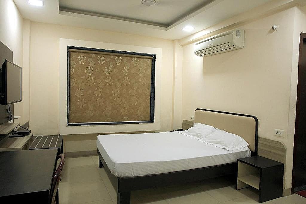 Shri Ram Krishna Baag Hotel, Indore Deluxe Room
