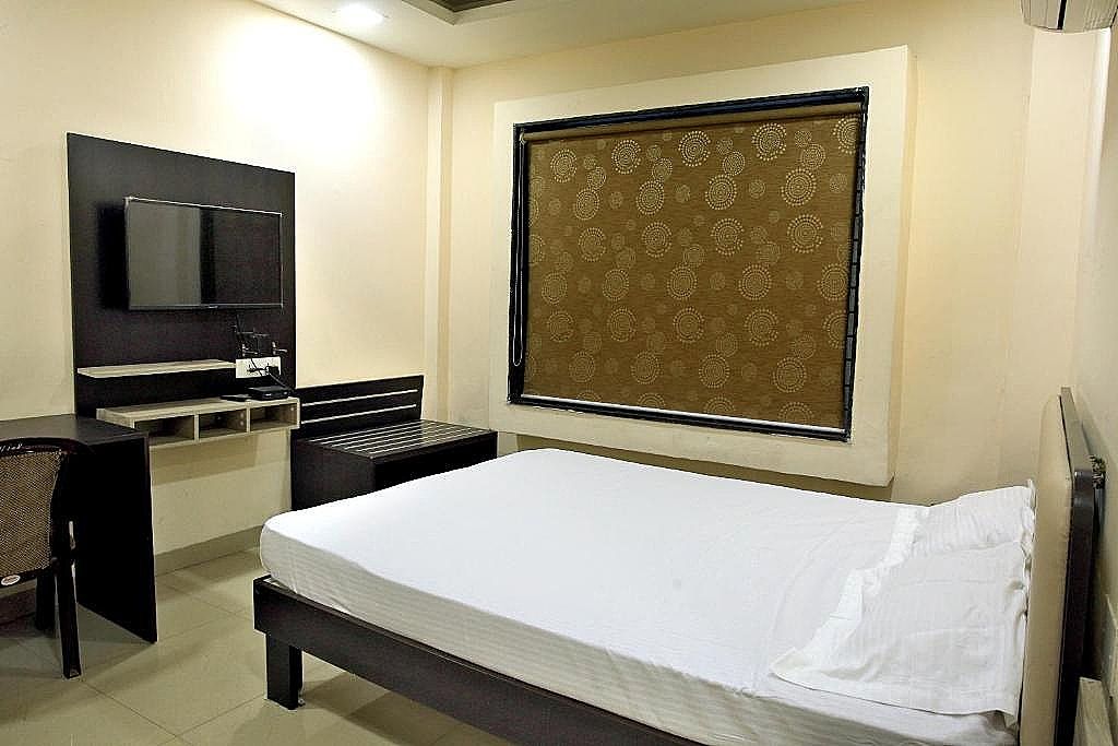 Shri Ram Krishna Baag Hotel, Indore Deluxe Room 4