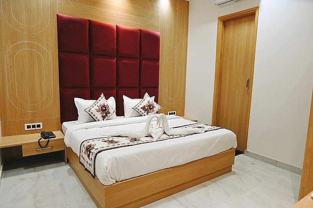Hotel The Posh by Delight Stay(walkable from Golden Temple) Deluxe Room
