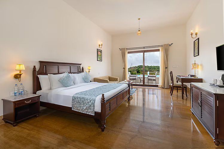 Luxury Pool Suite with Lake View