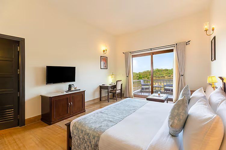 Lake View Suite With Balcony