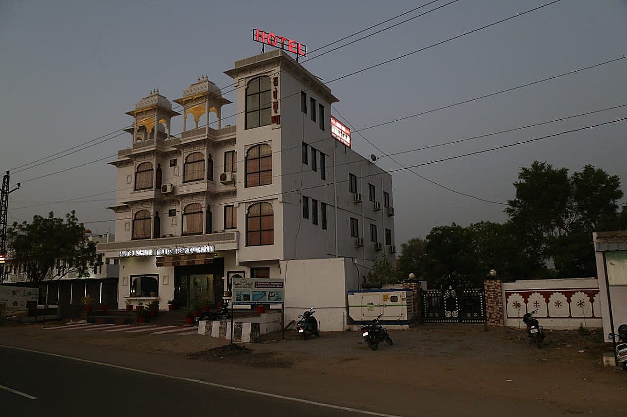 undefined Hotel White Tulip 9