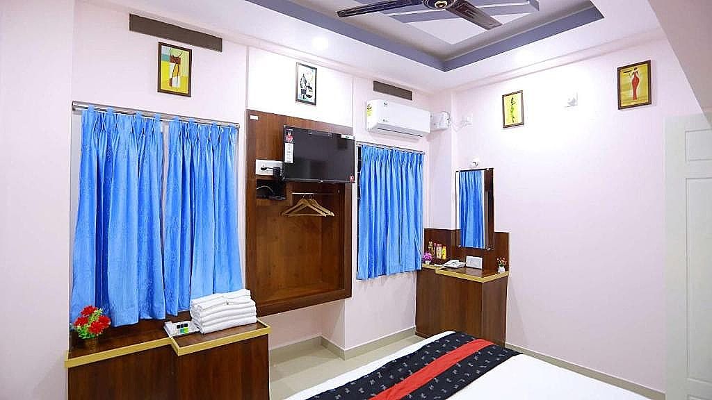 Base9 Cochin Airport Hotel Deluxe Double Room 21