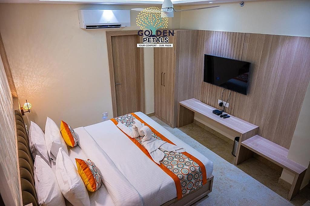 Hotel Golden Petals Deluxe Double Room 4