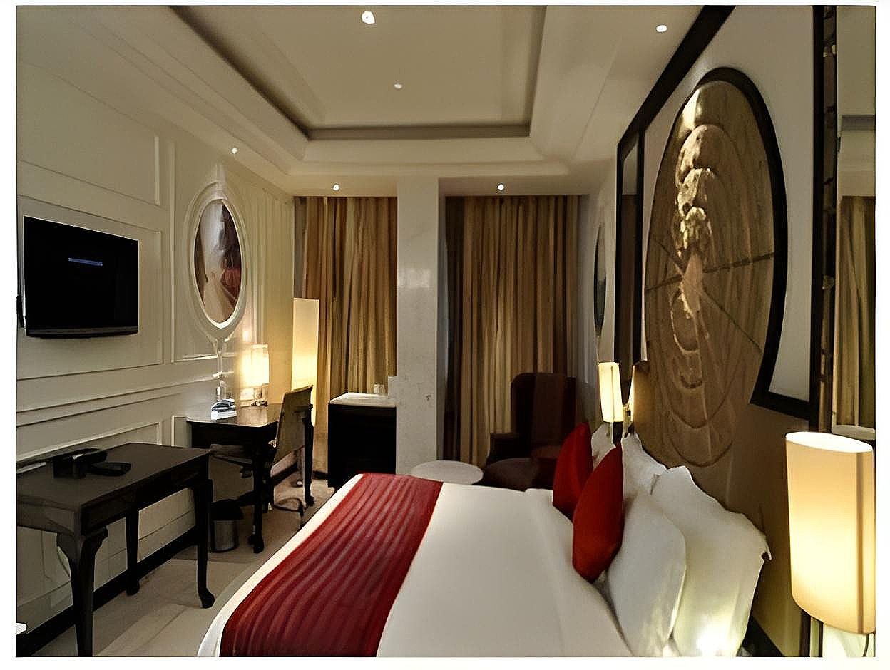 The First Hotel Deluxe Room with Exclusive Food Discounts 4
