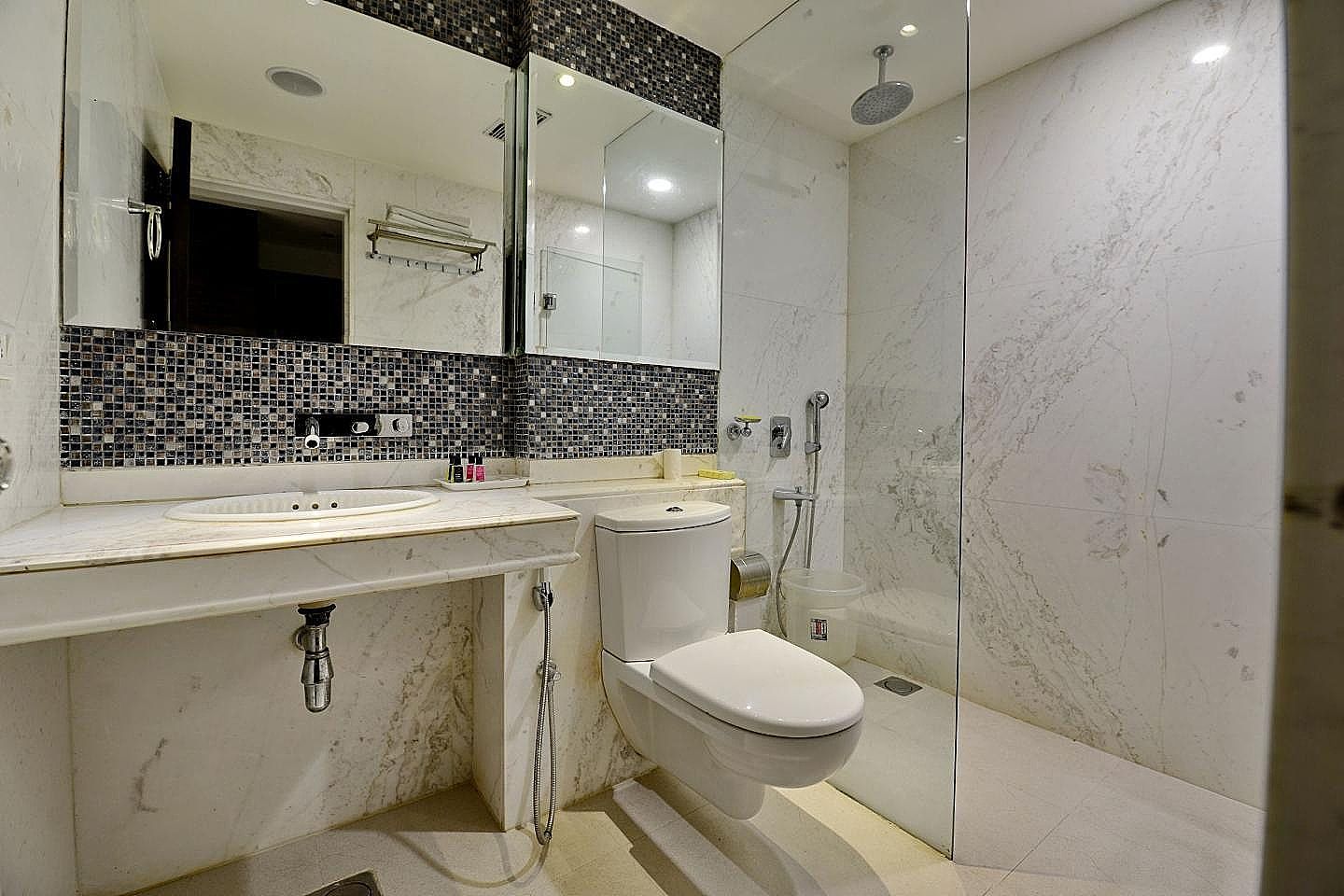 The First Hotel Deluxe Room with Exclusive Food Discounts 9