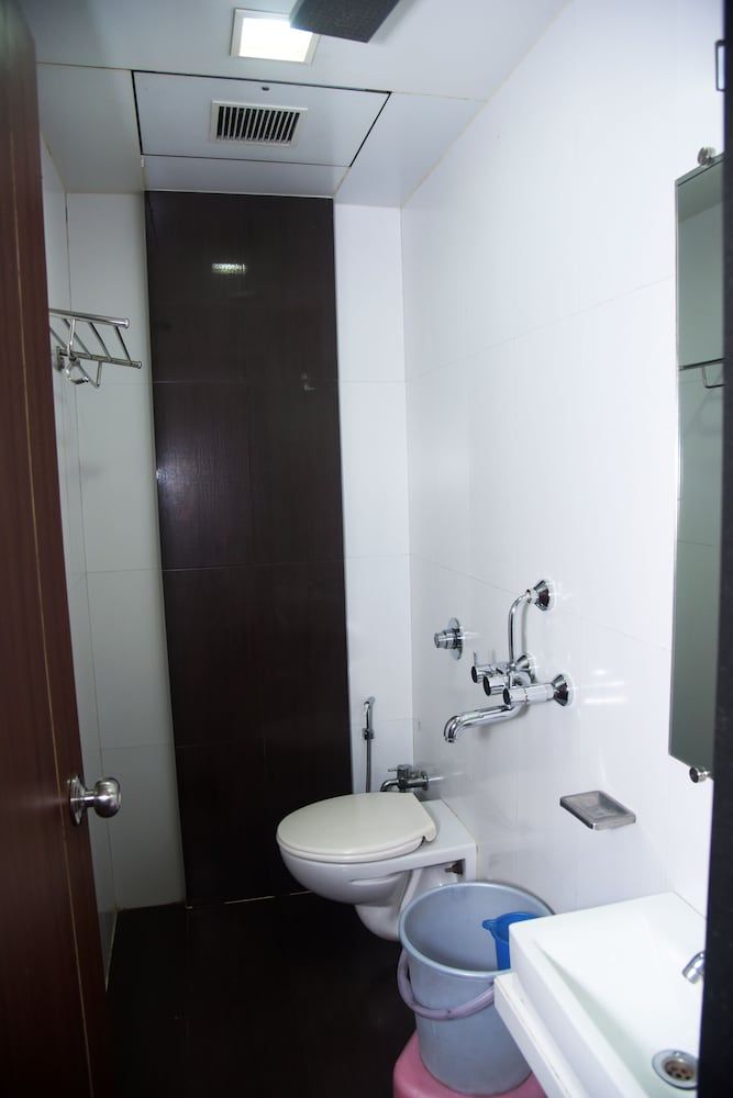 Hotel Indiana Inn Standard Room 8