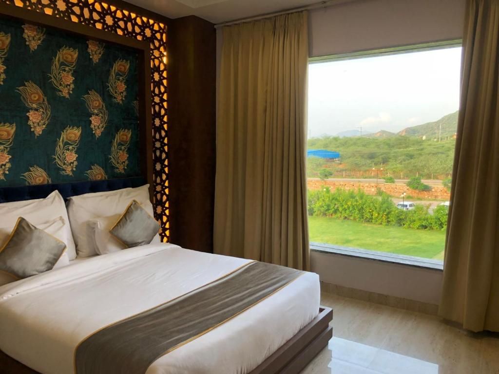 Family Suite with Bathtub