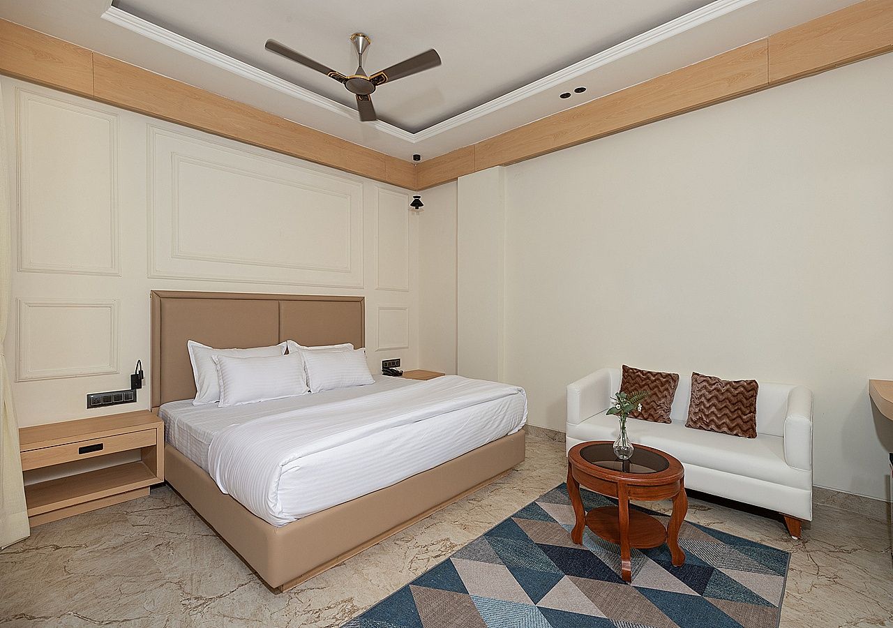 Queens Room with BathTub