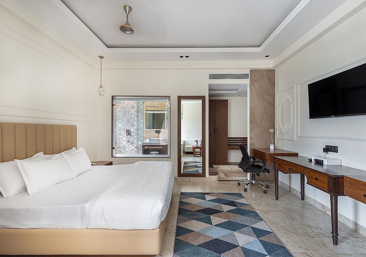 Queens Room with BathTub