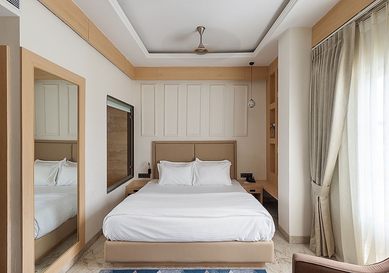 Queens Room without Bathtub