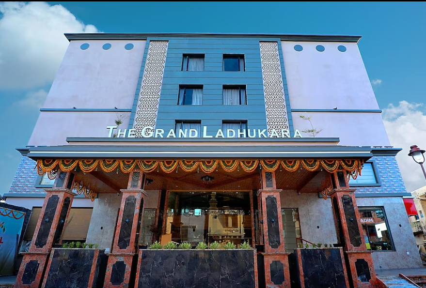 Hotel The Grand Ladhukara