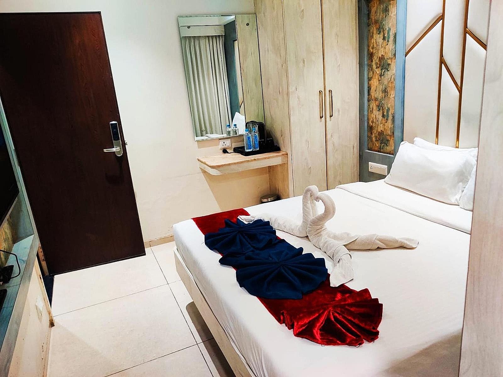 Hotel Grand Girdhar Deluxe Double Room 2