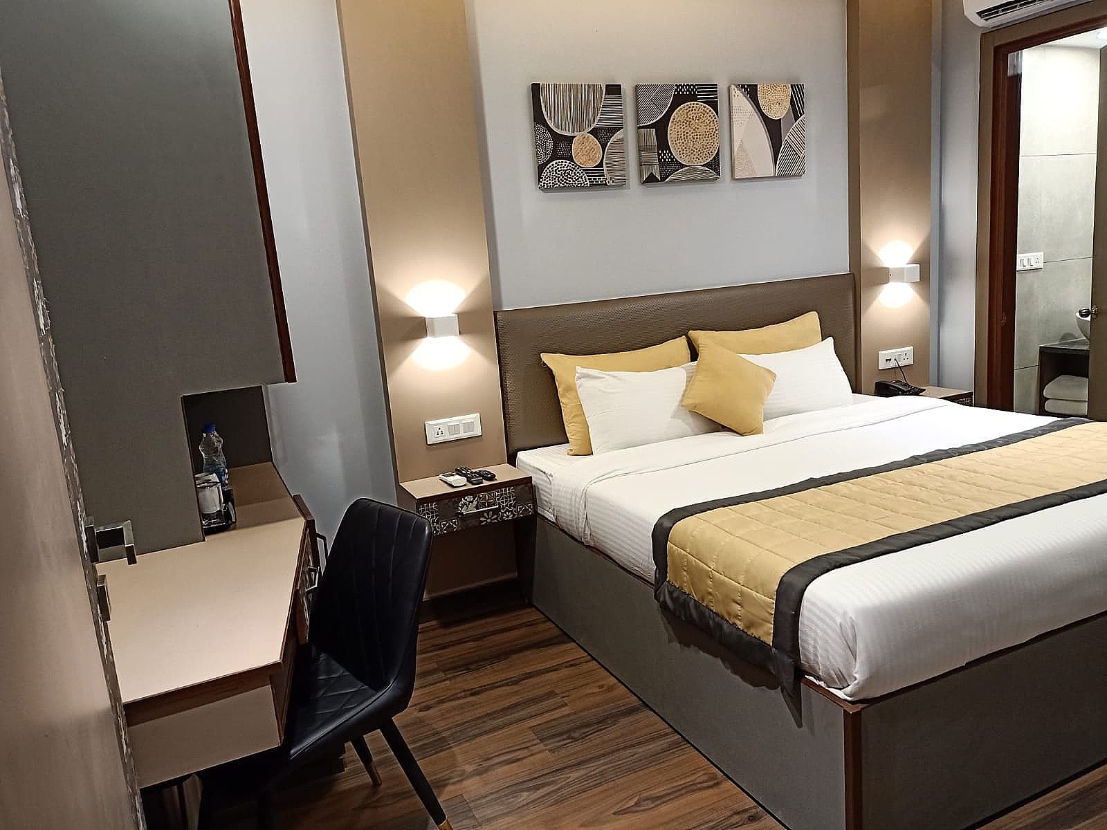 Western Blu Deluxe Double Room 7