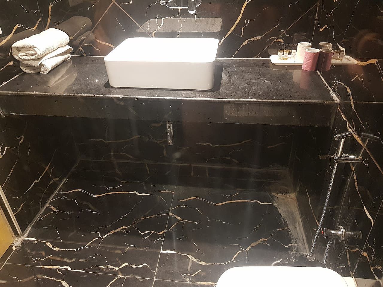 Royal Castle Deluxe Room 8