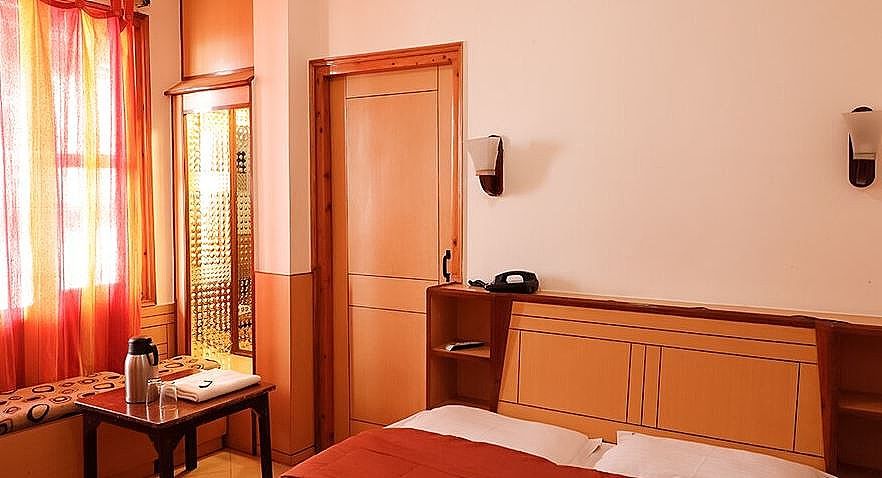 Hotel Hill Top Mall Road Standard Room 4