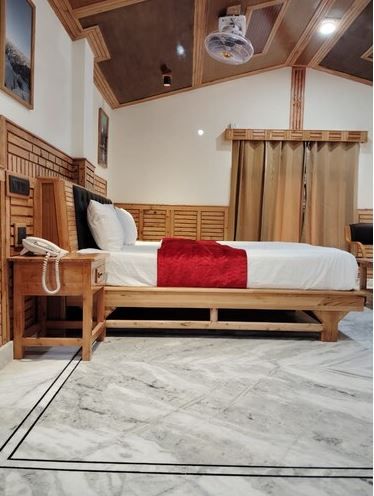 C.M Palace Wooden Suite Cottage - Spacious