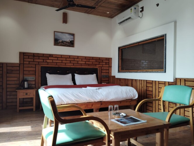 Executive Wood Suite With Balcony