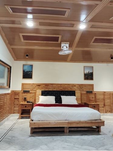 C.M Palace Wooden Suite Cottage - Spacious