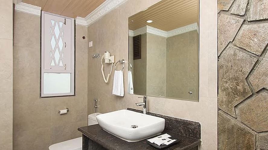 The Piccadily Hotel Premium Twin Bed Room with Work Desk 3