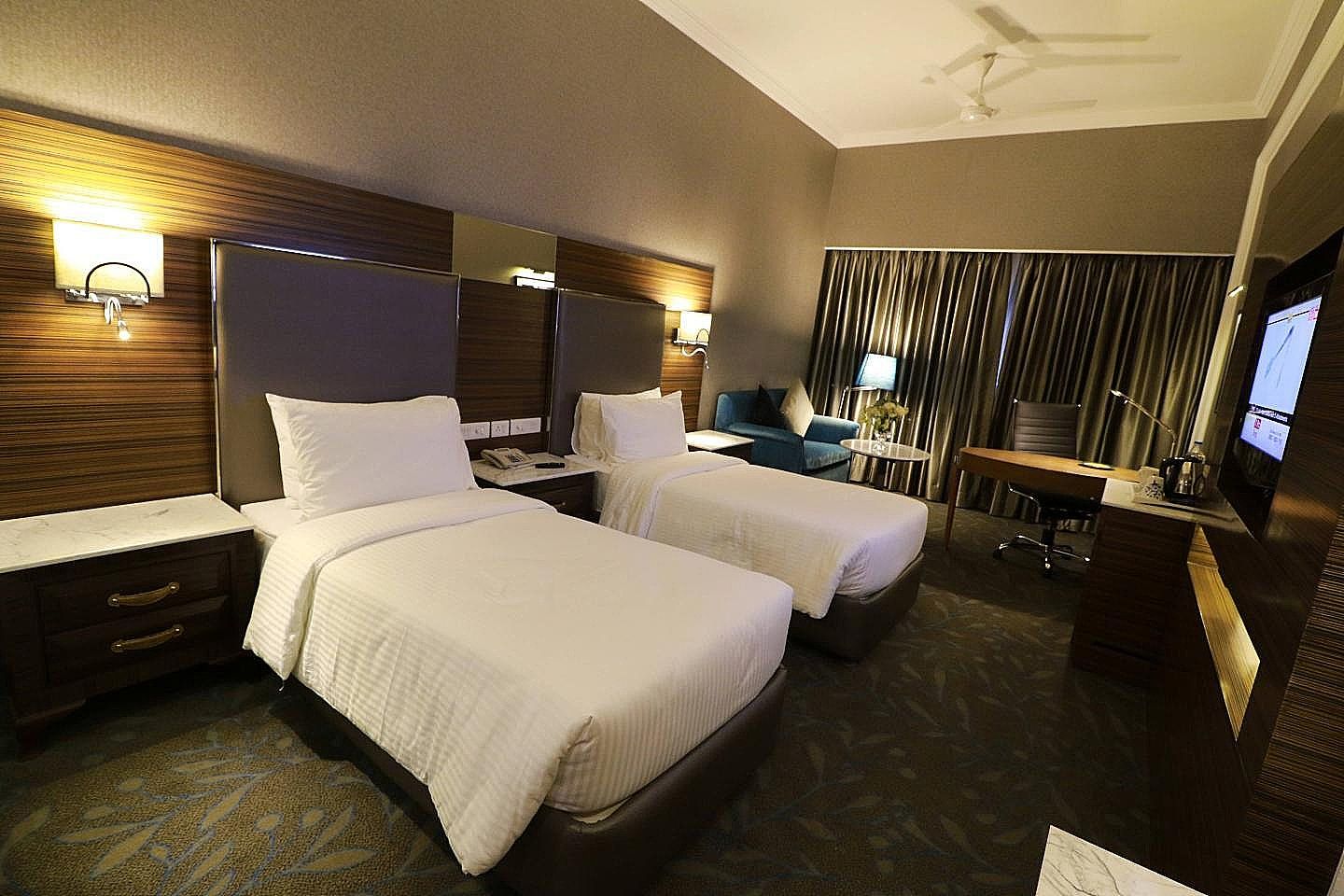 The Piccadily Hotel Premium Twin Bed Room with Work Desk