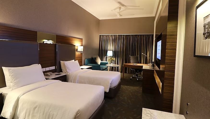 The Piccadily Hotel Premium Twin Bed Room with Work Desk 2