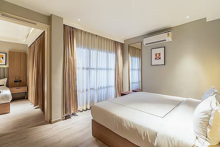 Executive Interconnected Family Suites with Bathtub and Balcony