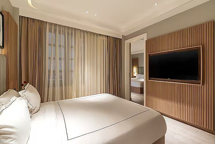 Executive Interconnected Family Suites with Bathtub and Balcony