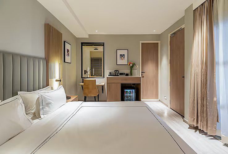 Executive Interconnected Family Suites with Bathtub and Balcony