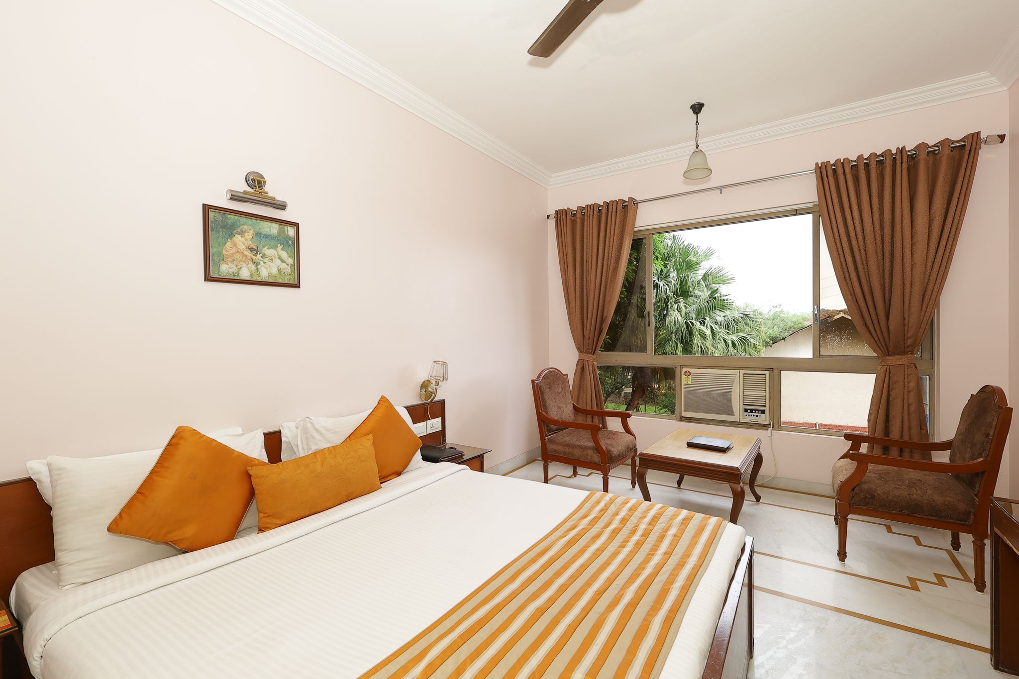 KAILASH PARBAT HOTEL Deluxe Double Room 3