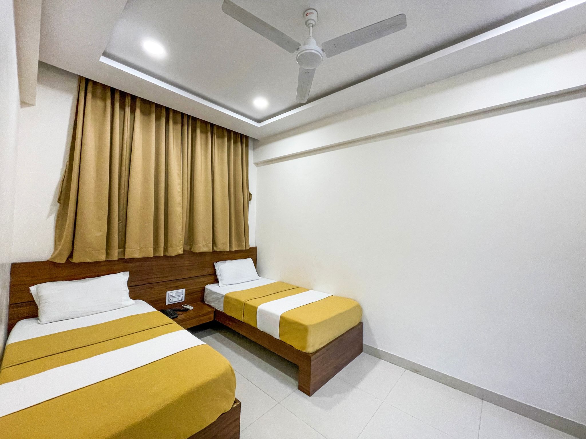 StayGuru Hari Om Residency Double Deluxe Room 4