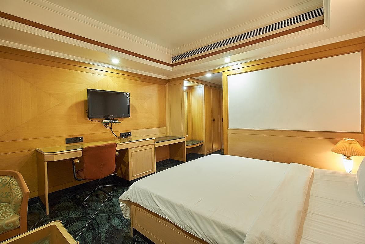 Executive AC Twin Bed Room @ 100 meters from reception