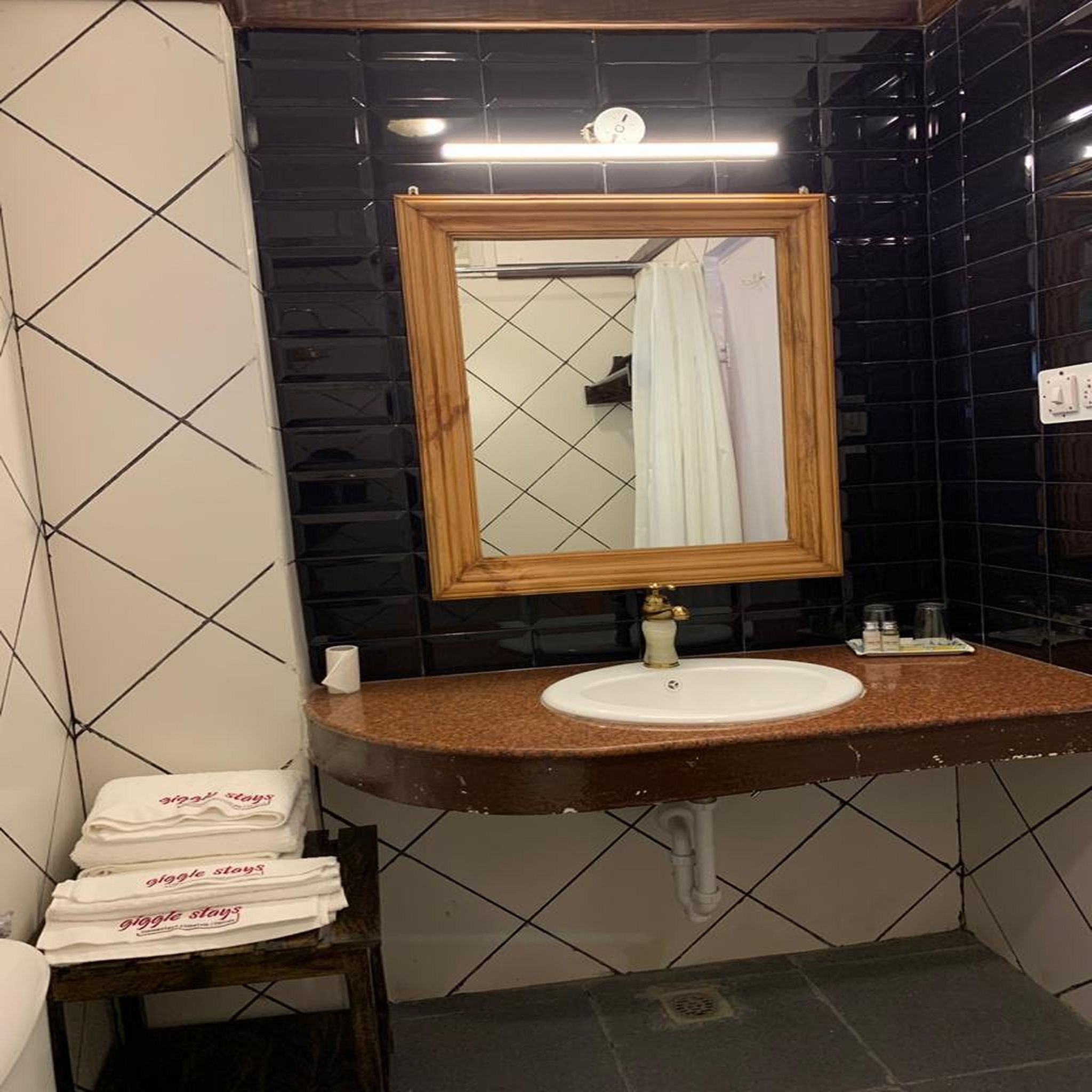 Chirmi Palace - A Heritage Home Deluxe Room 2