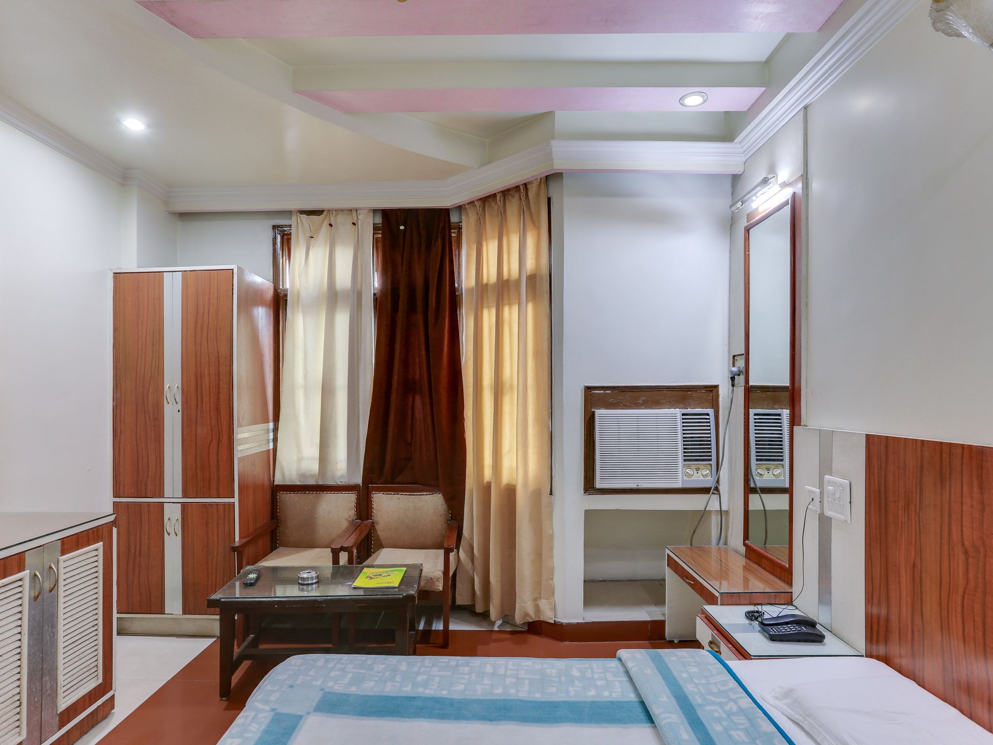 Hotel Yatrik Deluxe Room 9