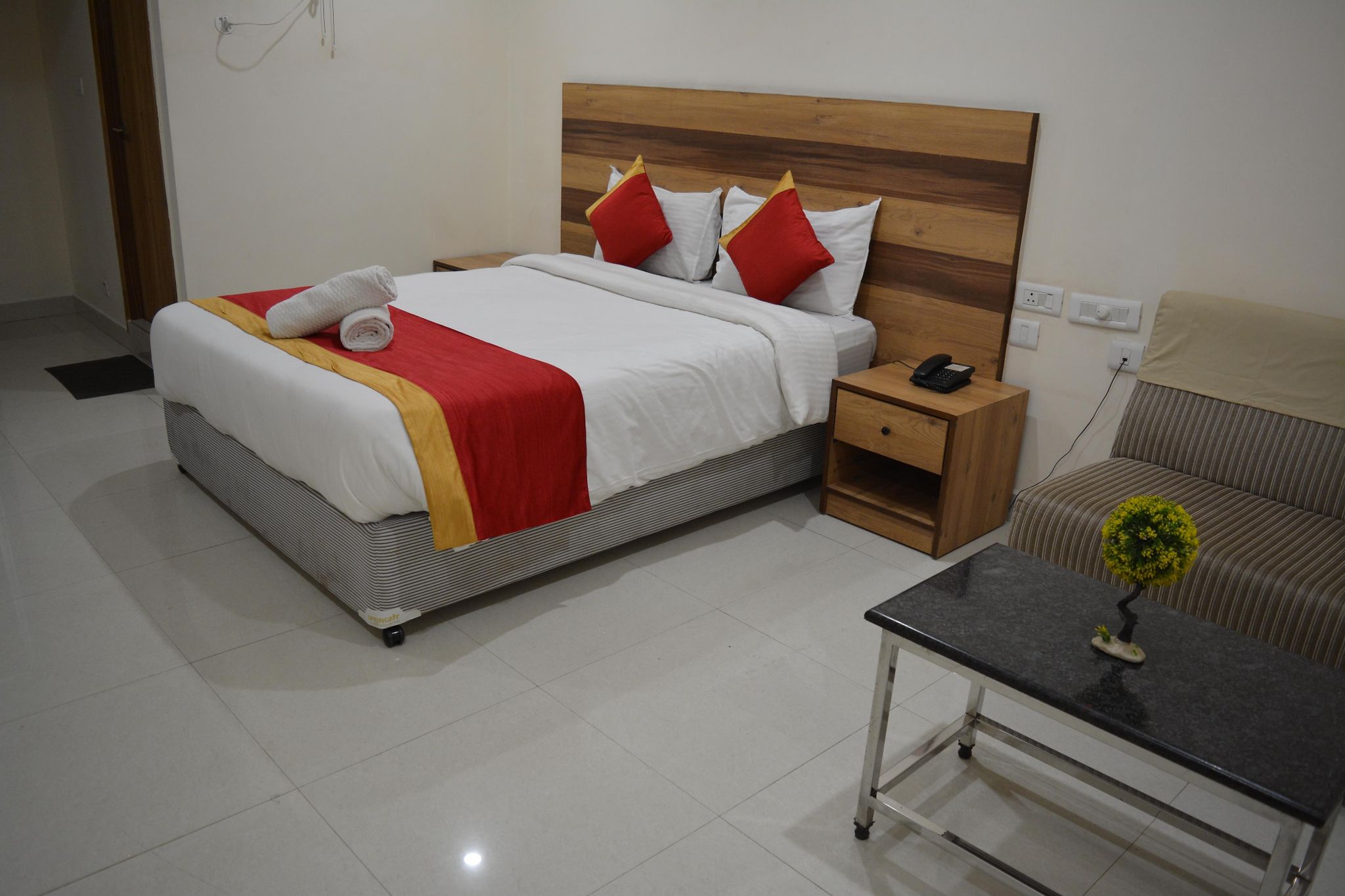 Deluxe Room - Queen Bed