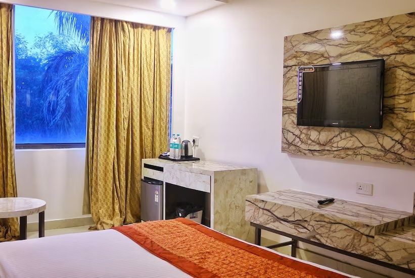 Hotel Surya Grand Deluxe Room 7