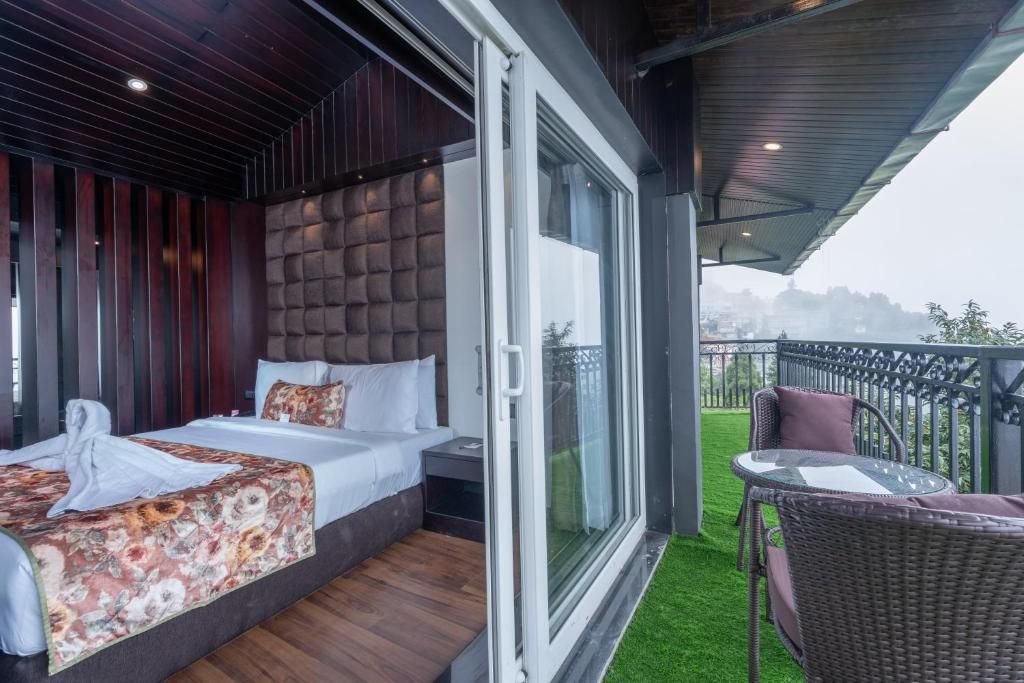 Premium View Room with Balcony and Bathtub