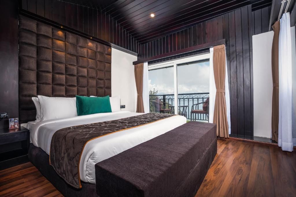 Premium View Room with Balcony and Bathtub
