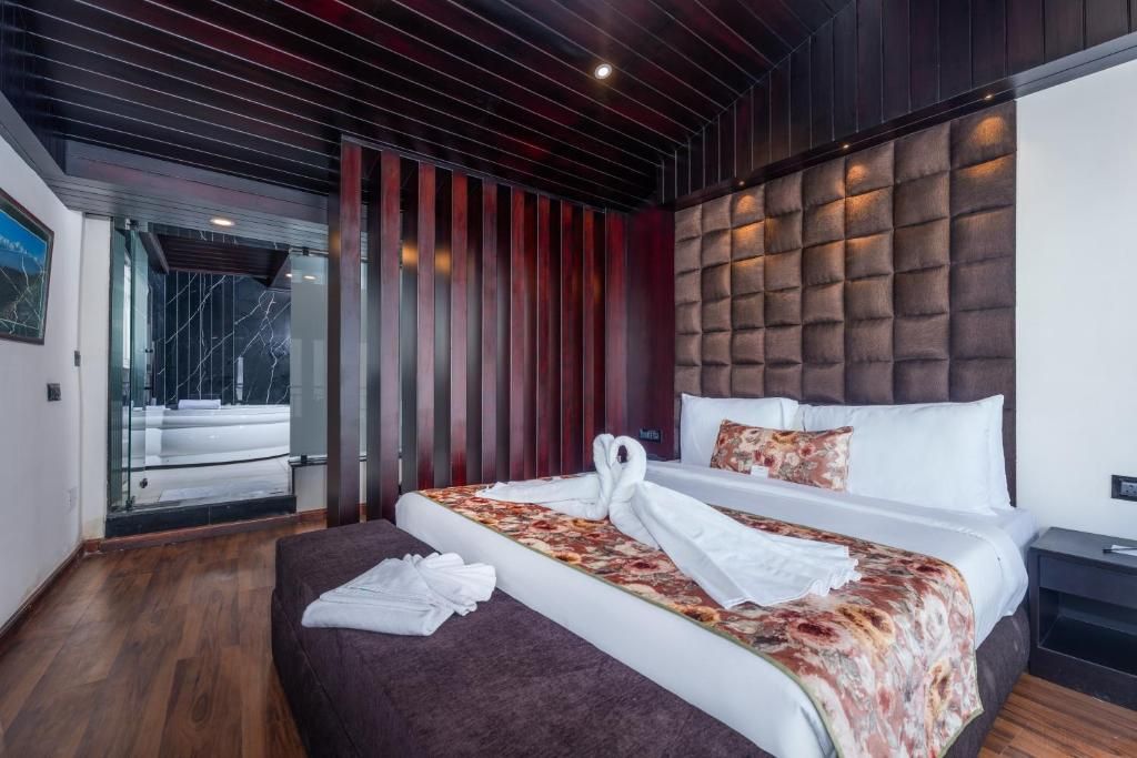 Premium View Room with Balcony and Bathtub