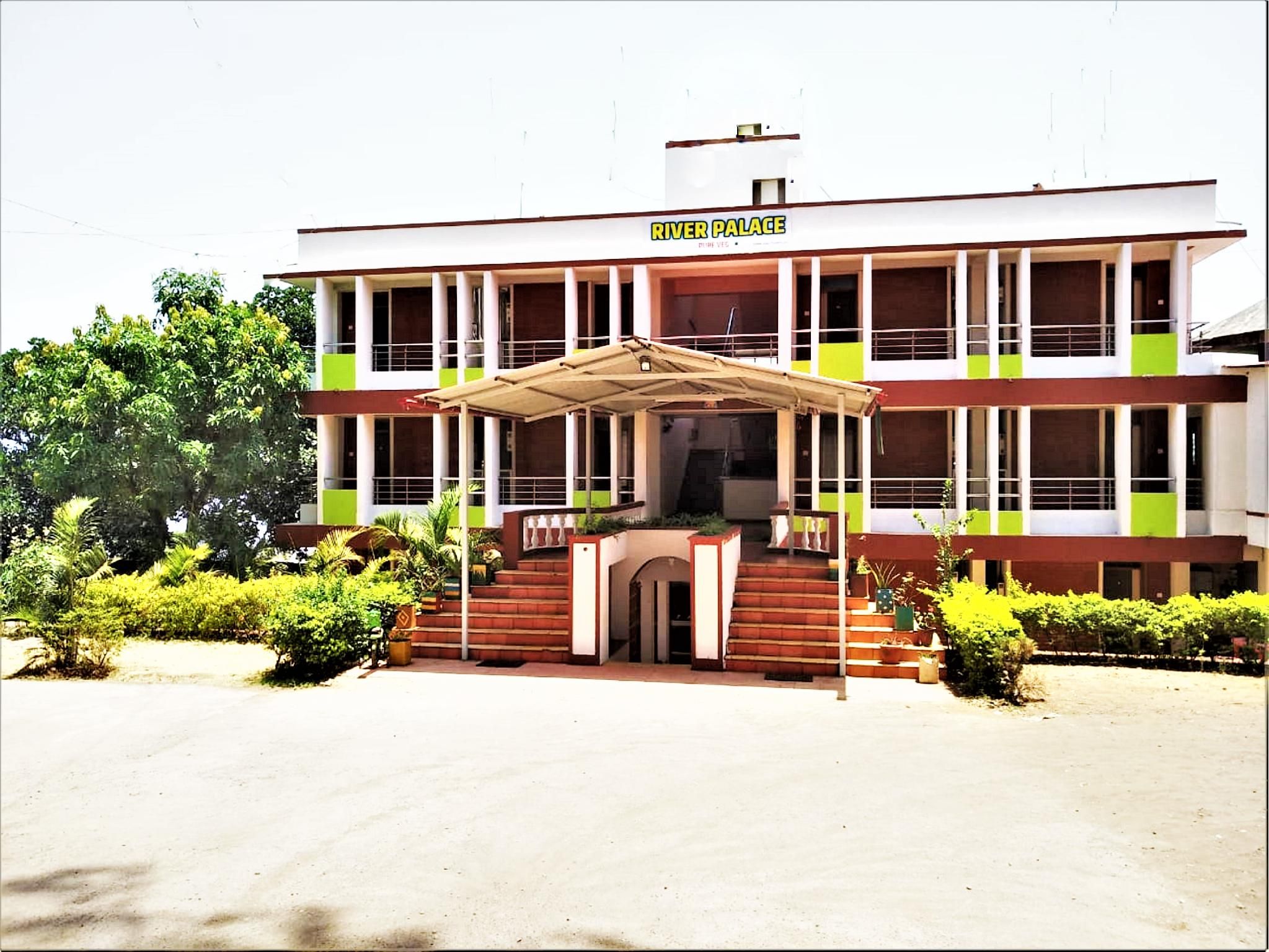 River Palace - A Valley View Hotel entrance