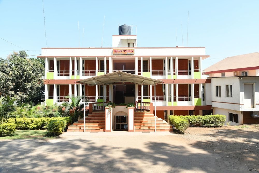 River Palace - A Valley View Hotel