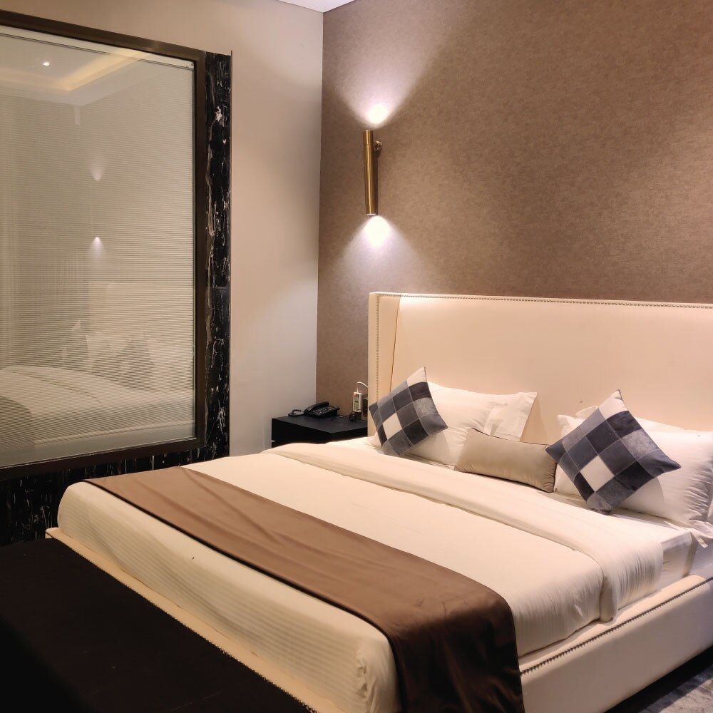 Superior Crest with Bathtub (First OR Second Floor)