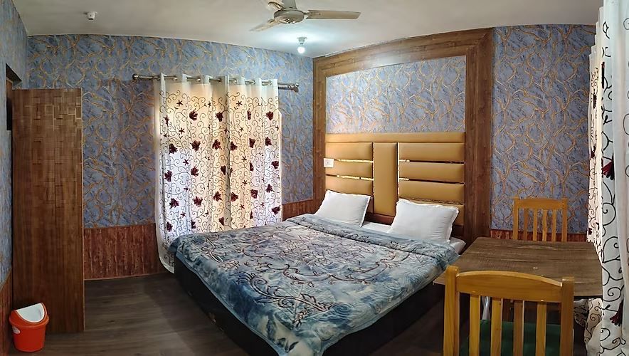 Hotel Gulsitara - Kunzer, Gulmarg Double Room 6